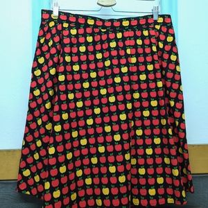 EUC Retrolicious apple print full skirt w/ pockets, size XL